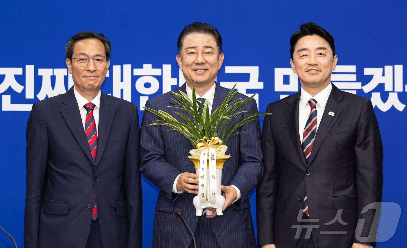 김병기 더불어민주당 대표 직무대행 겸 원내대표(가운데)가 17일 오후 서울 여의도 국회에서 강훈식 대통령 비서실장에게 축하난을 전달 받은 후 기념촬영을 하고 있다. 왼쪽은 우상호 정무수석. 2025.6.17/뉴스1 ⓒ News1 이재명 기자