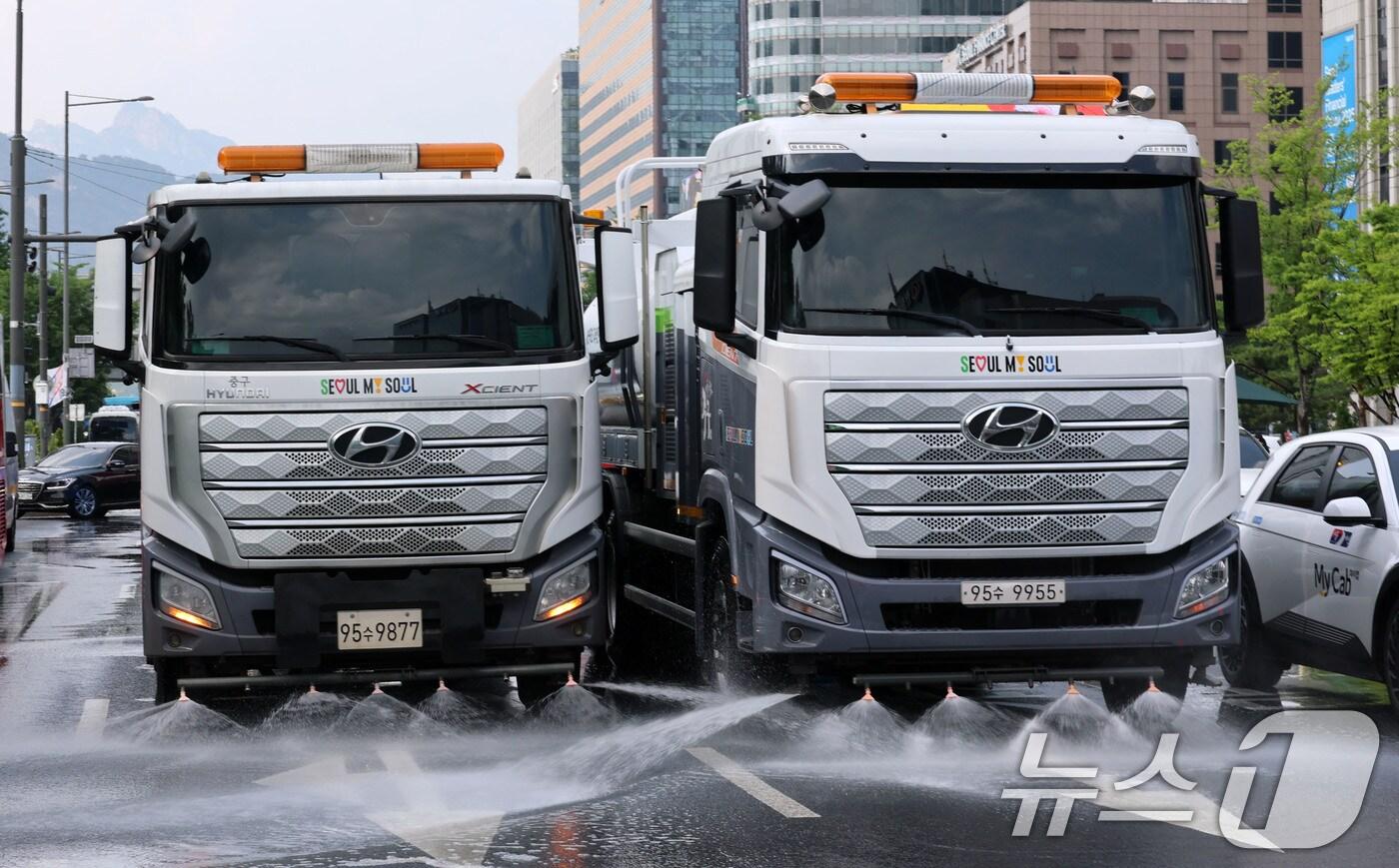 살수차량들이 물을 뿌리며 도로의 열을 식히고 있다.  2025.6.17/뉴스1 ⓒ News1 박세연 기자