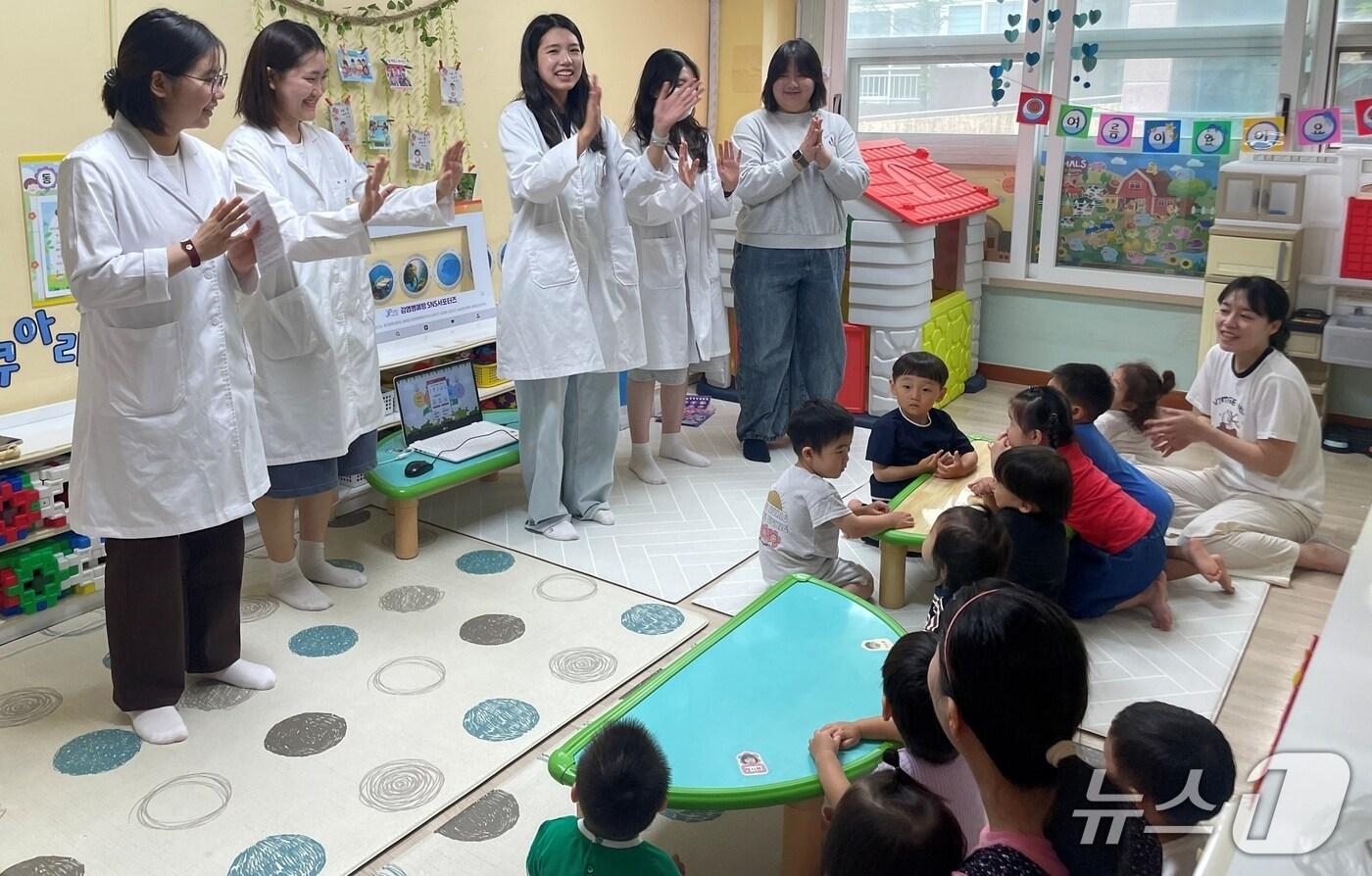 충북 증평군보건소 감동서포터즈가 어린이들을 대상으로 감염병 예방 교육을 하고 있다.(증평군 제공, 재판매 및 DB금지)/뉴스1