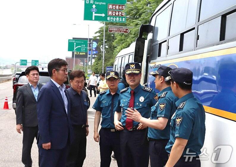 본문 이미지 - 17일 김도형 인천경찰청장은 강화경찰서와 경력들이 배치된 대북 전단 살포 우려 지역을 방문해 대응 상황을 점검하고, 협조체계 구축 상황을 확인했다.(인천경찰청 제공. 재배포 및 DB금지)2025.6.17/뉴스1