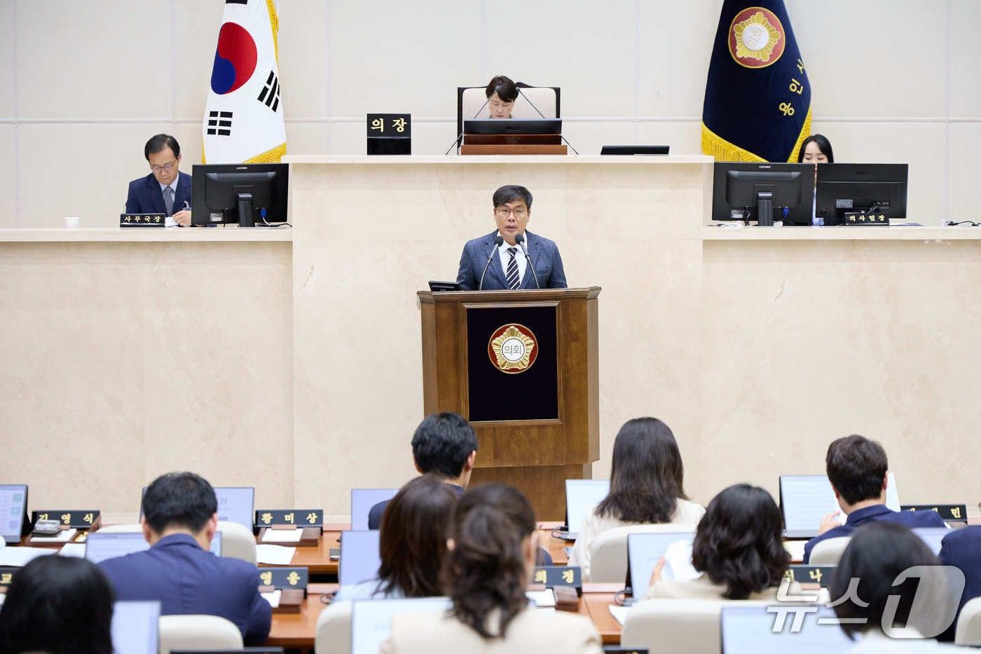 임현수 의원이 17일 열린 용인시의회 제293회 제1차 정례회 제2차 본회의에서 &#39;서천동 천공기 전도 사고 조속한 수습 및 피해보상 촉구 결의안&#39;에 대한 제안설명을 하고 있다.&#40;용인시의회 제공&#41;