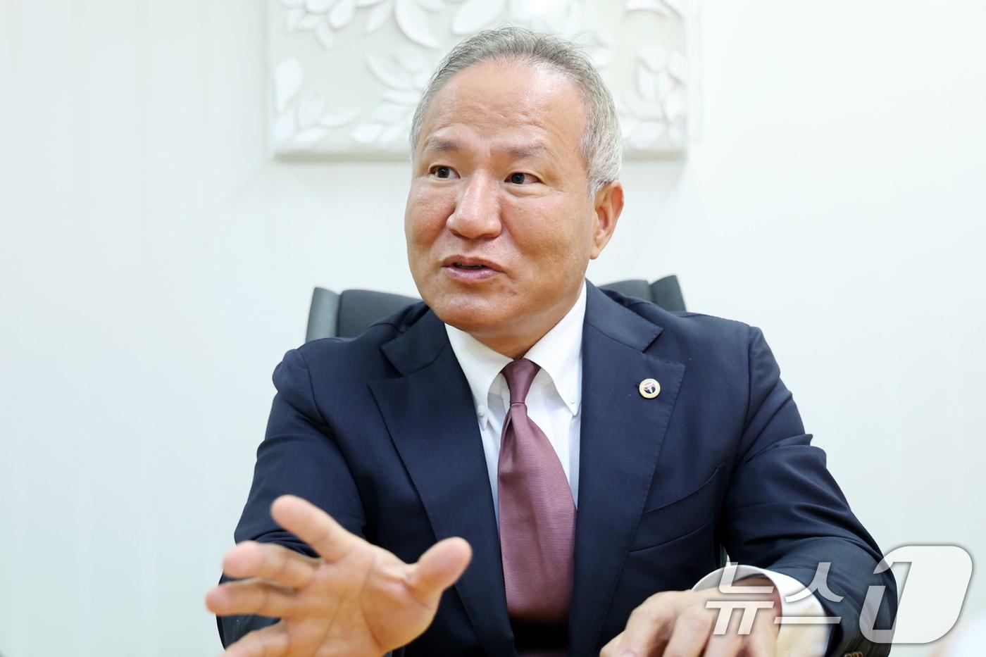 황규석 서울시의사회장이 17일 서울 종로구 뉴스1 본사에서 인터뷰를 하고 있다. ⓒ News1 민경석 기자