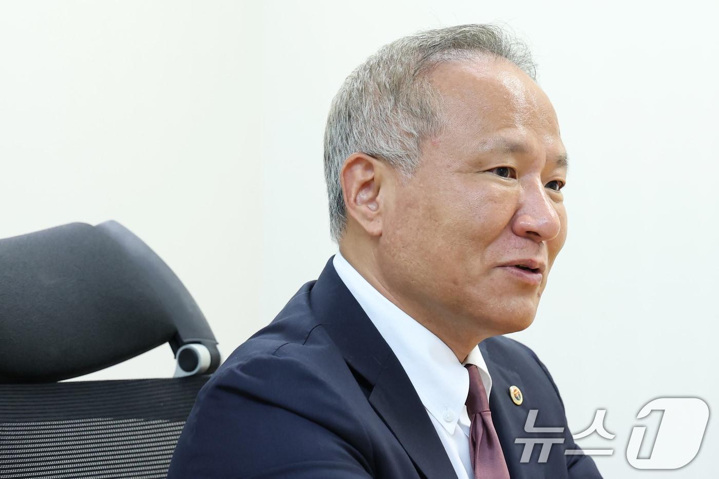 황규석 서울시의사회장이 지난달 17일 서울 종로구 뉴스1 본사에서 인터뷰를 하고 있다. /뉴스1 ⓒ News1 민경석 기자