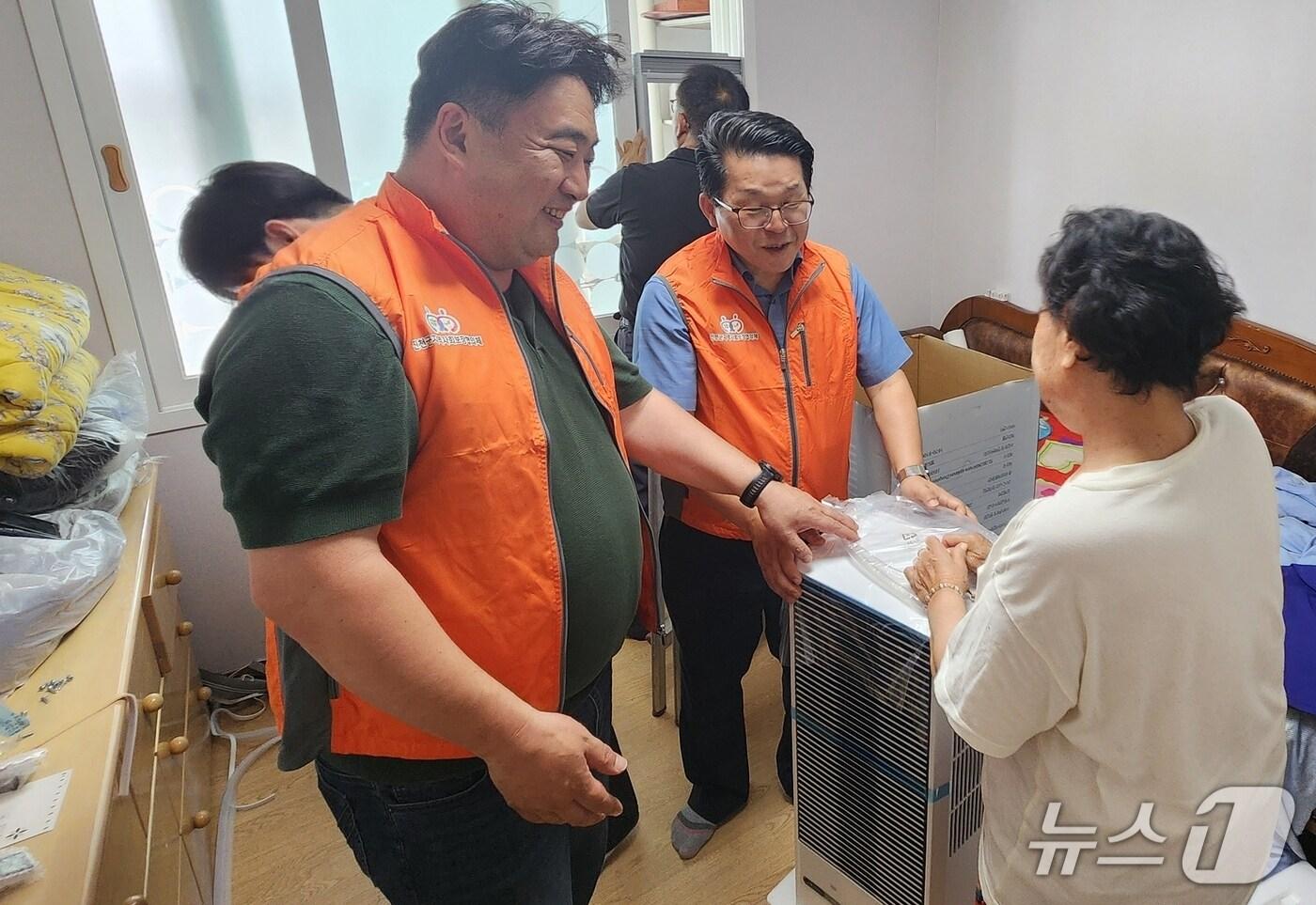 충북 진천군 진천읍 지역사회보장협의체가 17일 온열 질환에 취약계층에게 냉풍기를 전달하고 있다.(진천군 제공, 재판매 및 DB금지)/뉴스1