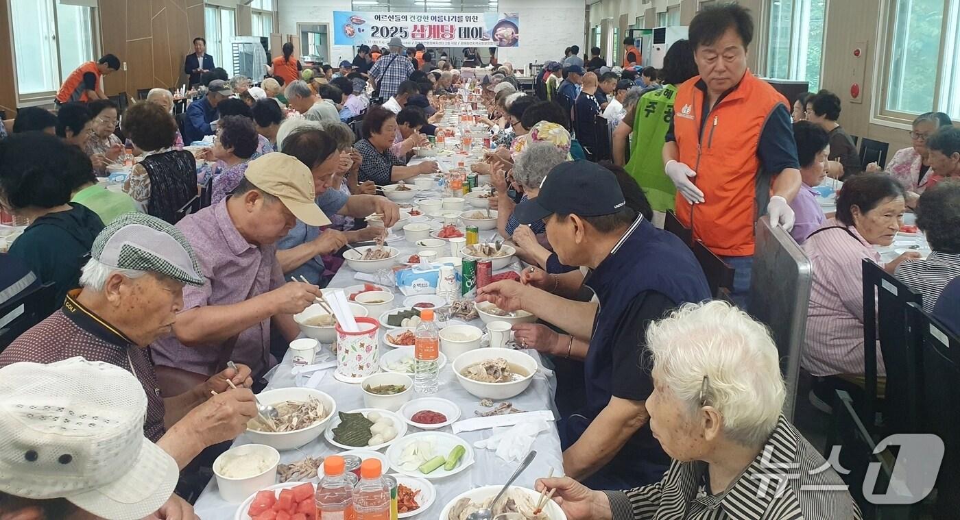 충북 진천군 광혜원면 지역사회보장협의체는 17일 지역 어르신 700여 명에게 삼계탕을 대접했다.(진천군 제공, 재판매 및 DB금지)/뉴스1