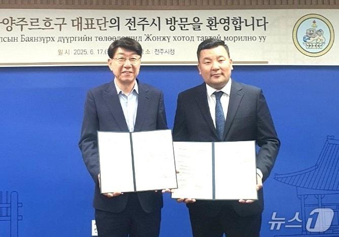 본문 이미지 - 17일 전주시청 3층 소회의실에서 바양주르흐구와의 업무협약식(MOU)이 개최됐다. 사진 왼쪽부터 우범기 전주시장과 강바타르 자르갈사이항 구청장.（전주시 제공, 재판매 및 DB 금지）／뉴스１