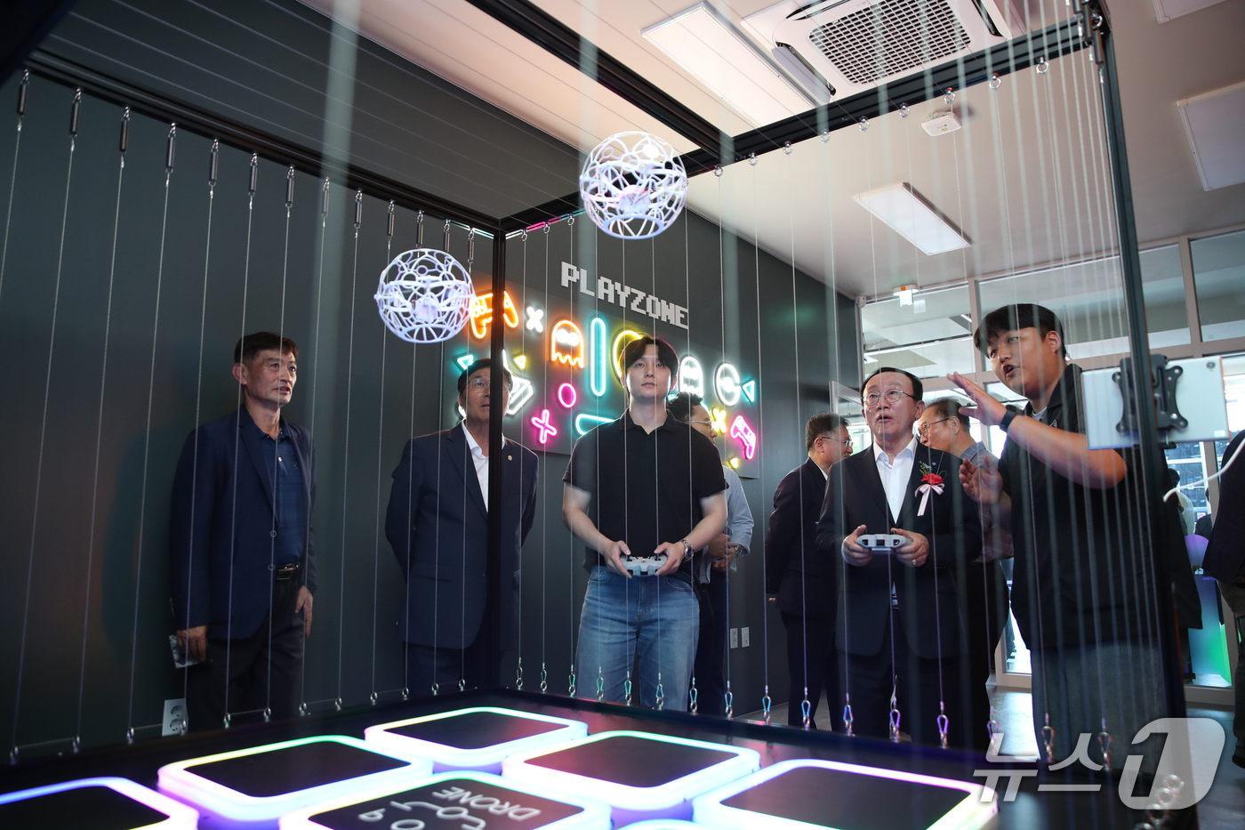 17일 경기 연천군 연천읍 &#39;연천 청소년 AI센터&#39; 개관식에서 김덕현 연천군수&#40;오른쪽 2번째&#41;가 프로그램을 시연하고 있다. &#40;연천군 제공, 재판매 및 DB금지&#41;