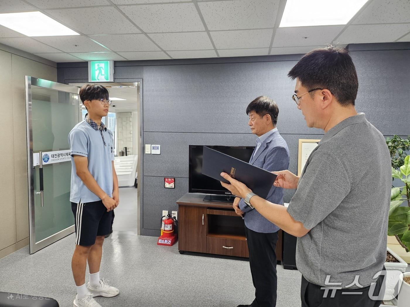 본문 이미지 - 민병직 대전시 사무처장이 권영빈 선수를 격려하고 있다.(대전시체육회 제공 ,재판매 및 DB 금지)/뉴스1