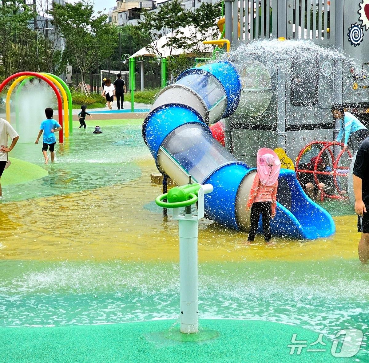 본문 이미지 - 광주시의 한 공원 물놀이장 모습.(광주시 제공)