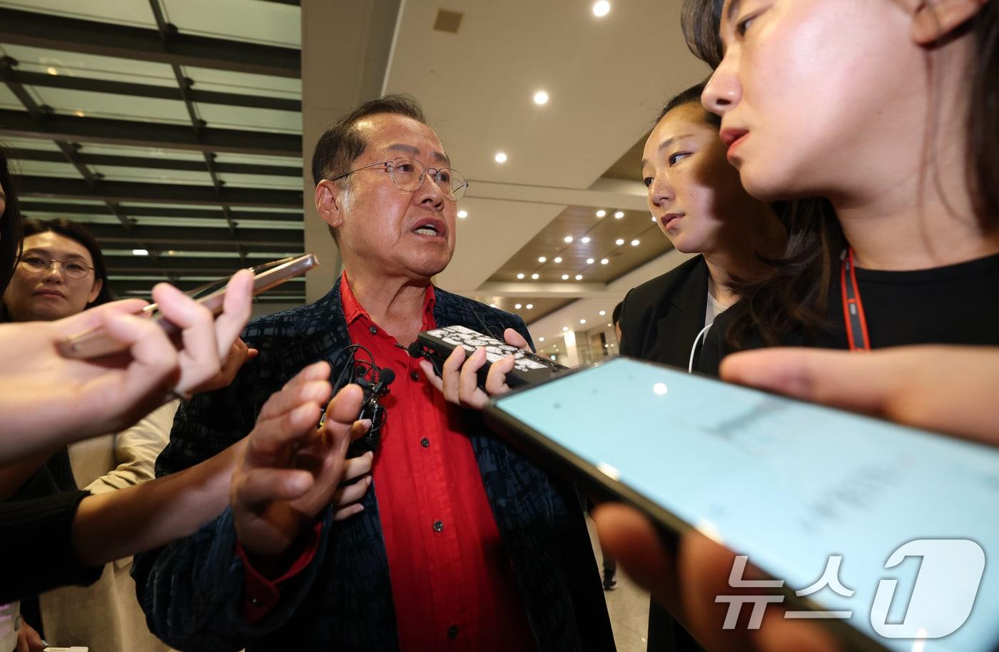 국민의힘 대선 경선에서 탈락한 뒤 정계 은퇴를 선언하고 하와이로 떠났던 홍준표 전 대구시장이 지난 6월 17일 인천국제공항을 통해 귀국해 인터뷰를 하고 있다. 2025.6.17/뉴스1 ⓒ News1 권현진 기자