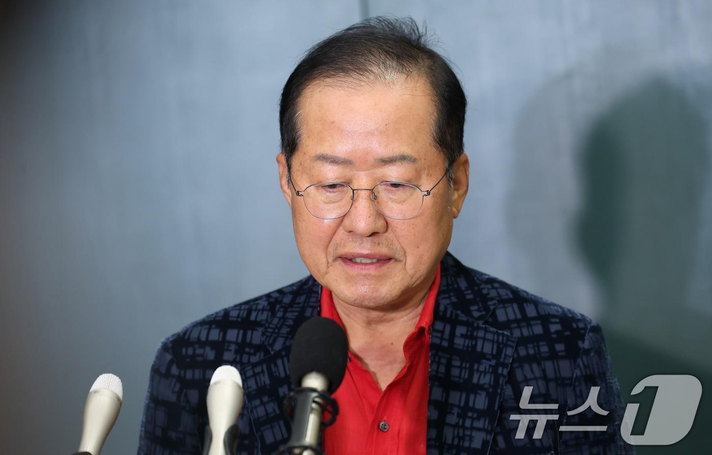 국민의힘 대선 경선에서 탈락한 뒤 정계 은퇴를 선언하고 하와이로 떠났던 홍준표 전 대구시장이 17일 인천국제공항을 통해 귀국해 인터뷰를 하고 있다. 2025.6.17/뉴스1 ⓒ News1 권현진 기자