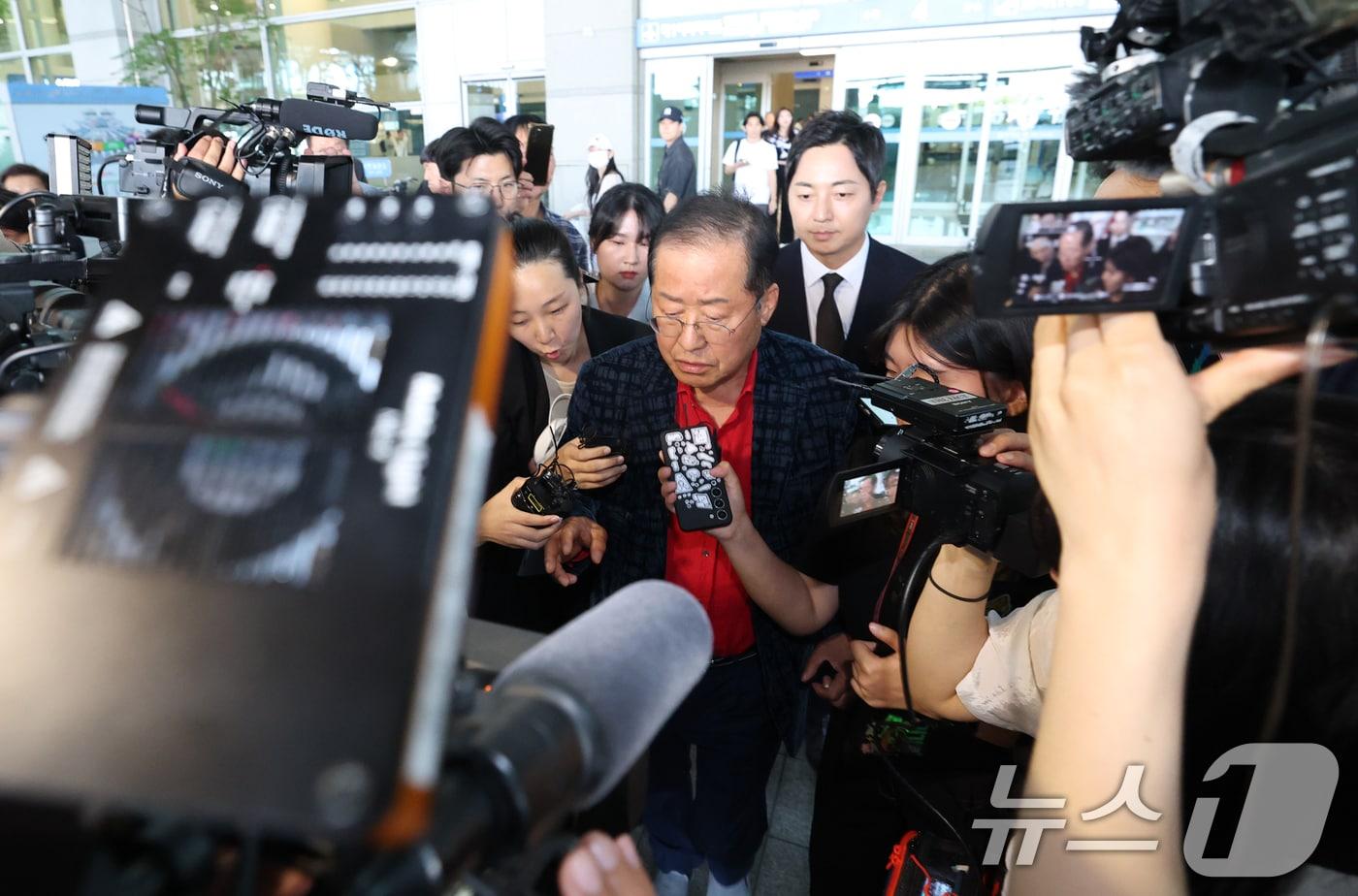본문 이미지 - 국민의힘 대선 경선에서 탈락한 뒤 정계 은퇴를 선언하고 하와이로 떠났던 홍준표 전 대구시장이 17일 인천국제공항을 통해 귀국해 인터뷰를 하고 있다. 2025.6.17 ⓒ 뉴스1 권현진 기자