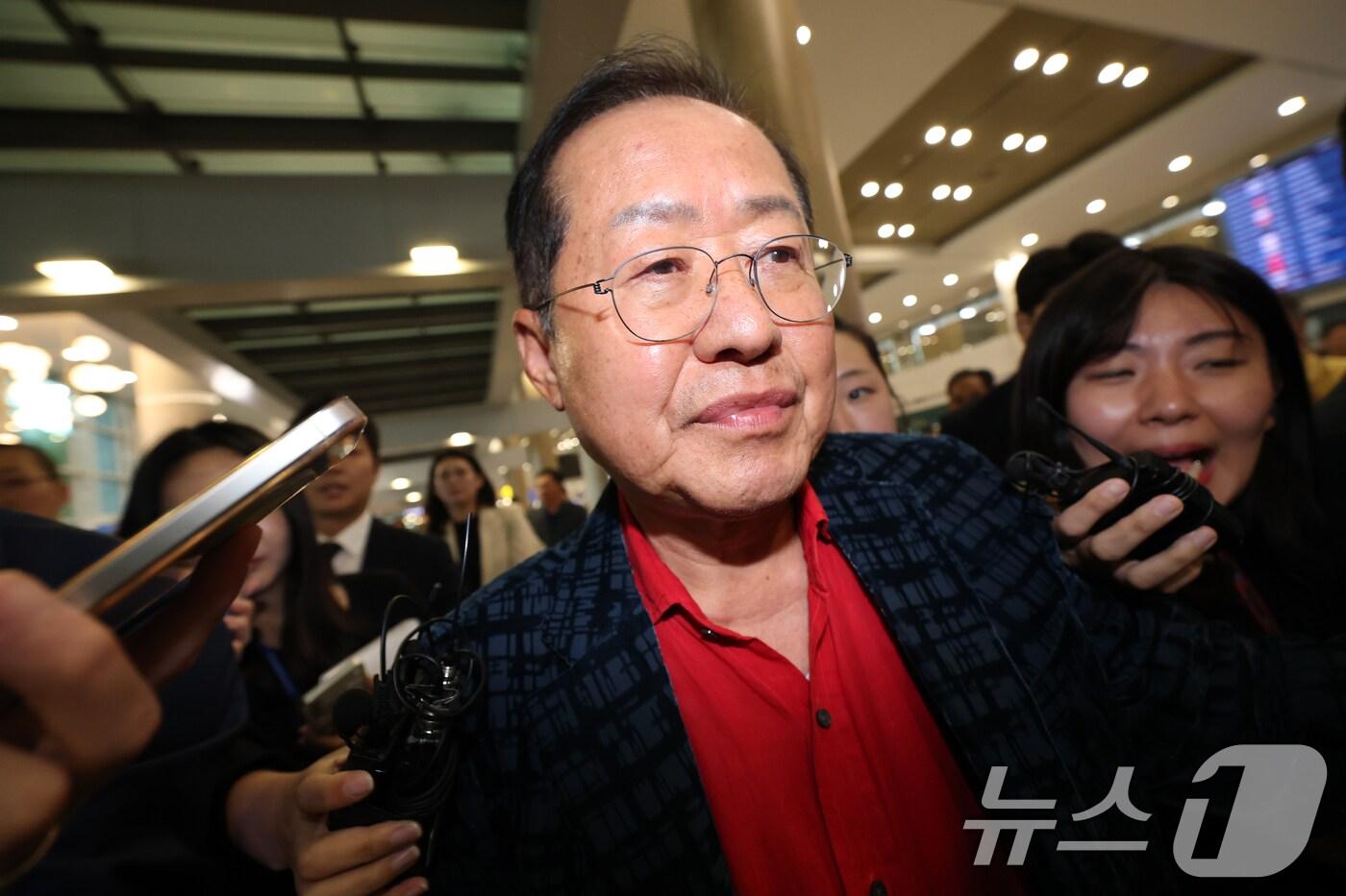 국민의힘 대선 경선에서 탈락한 뒤 정계 은퇴를 선언하고 하와이로 떠났던 홍준표 전 대구시장이 지난달 17일 인천국제공항을 통해 귀국하고 있다. 2025.6.17/뉴스1 ⓒ News1 권현진 기자