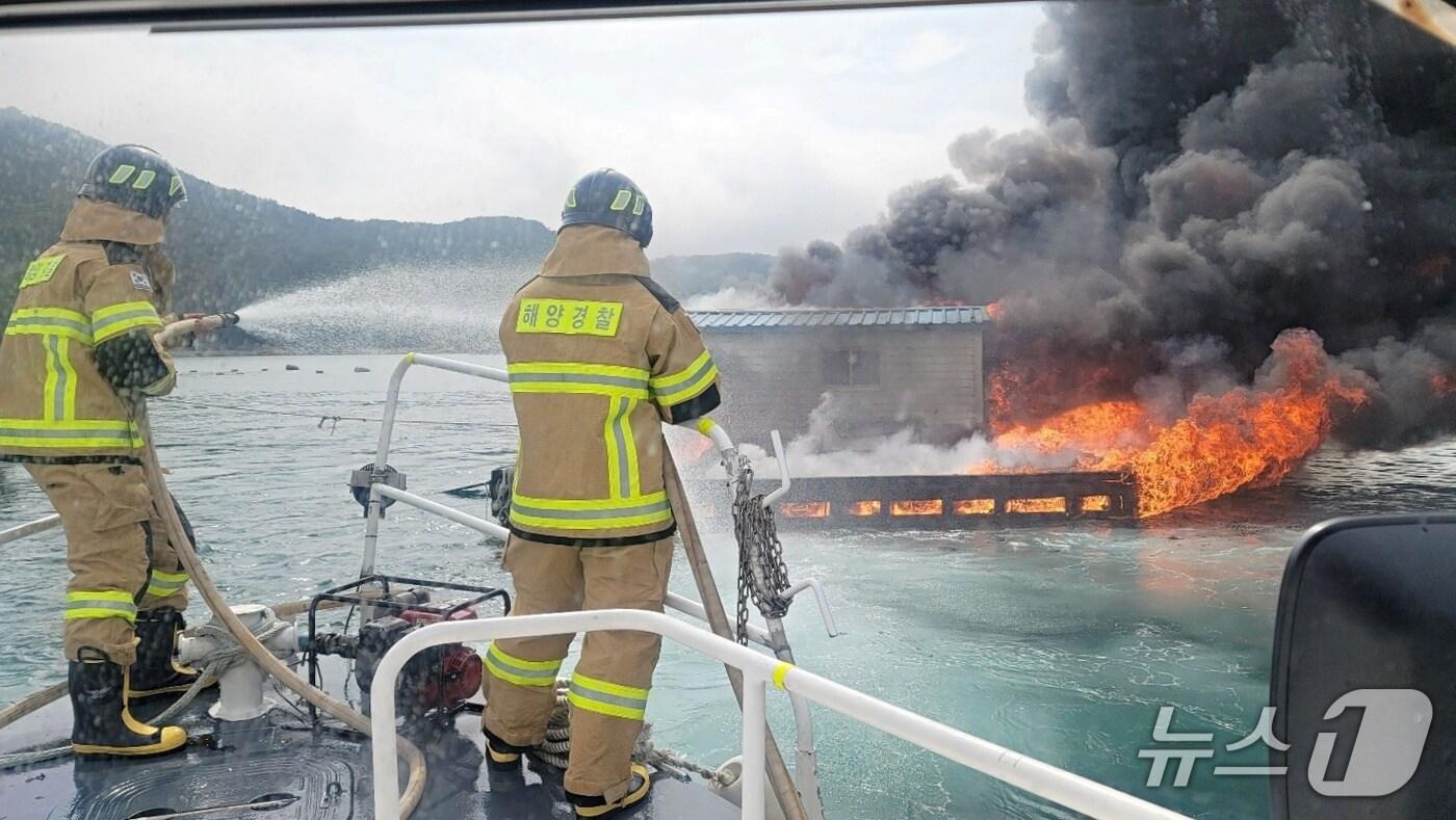 17일 남해군 미조북항 인근 가두리 양식장 작업 뗏목에서 난 불을 진화하고 있다.(사천해경 제공. 재판매 및 DB금지)