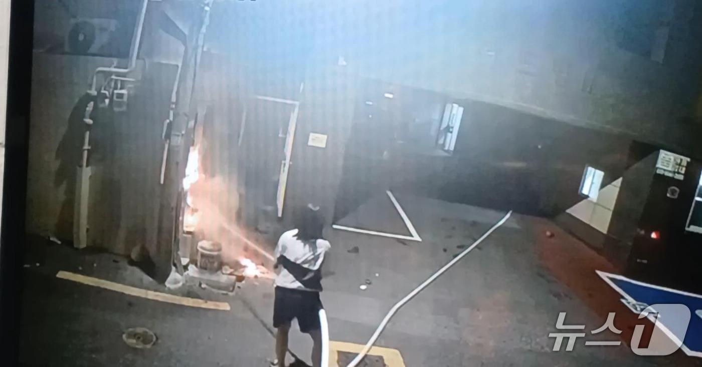 지난달 30일 새벽시간 한 시민이 가스 배관 옆 화재를 목격한 뒤 옥내 소화전으로 불을 끄고 있다.(사하소방서 제공. 재판매 및 DB 금지)