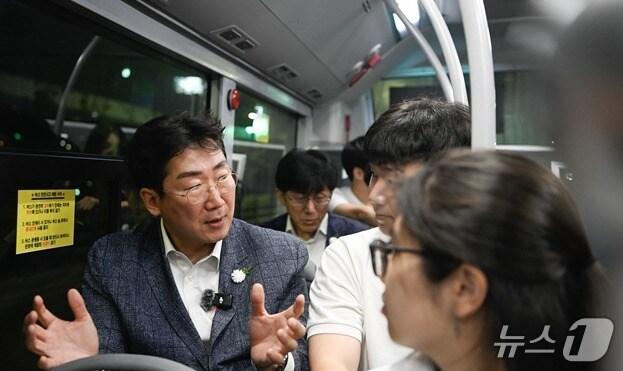 본문 이미지 - 원강수 강원 원주시장이 지난 16일 오후 10시 30분부터 17일 0시까지 지역 최초 심야버스인 '대학N버스'에서 대학생, 고등학생 등과 시내버스 운행 사항 등에 대한 의견을 나눴다. (원주시 제공. 재판매 및 DB금지) 2025.6.17/뉴스1