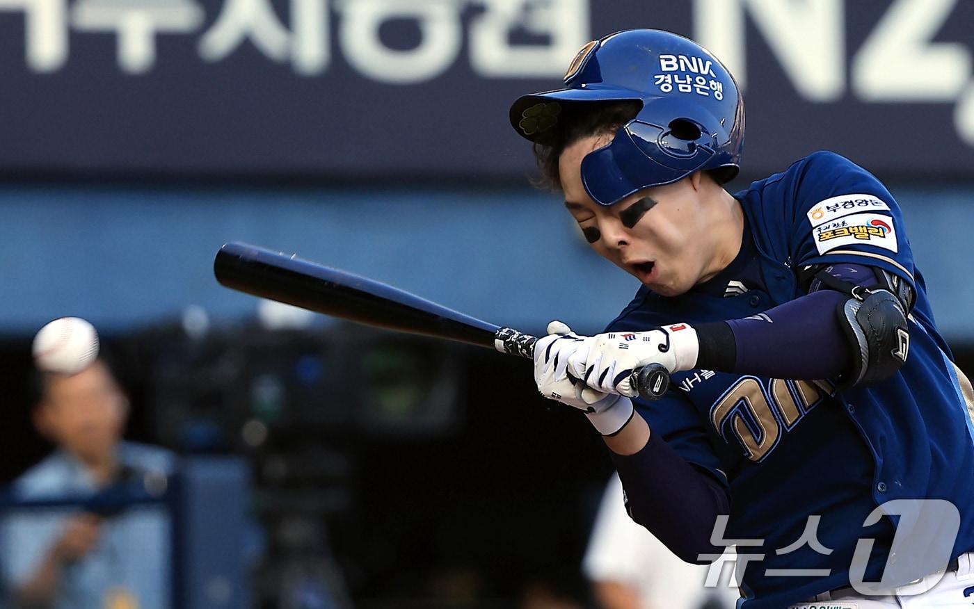 17일 오후 서울 송파구 잠실야구장에서 열린 프로야구 &#39;2025 신한 SOL뱅크 KBO 리그&#39; NC 다이노스와 LG 트윈스의 경기, 2회초 무사 주자 1루 상황 NC 박건우가 LG 선발 에르난데스의 투구에 맞고 있다. 2025.6.17/뉴스1 ⓒ News1 박정호 기자