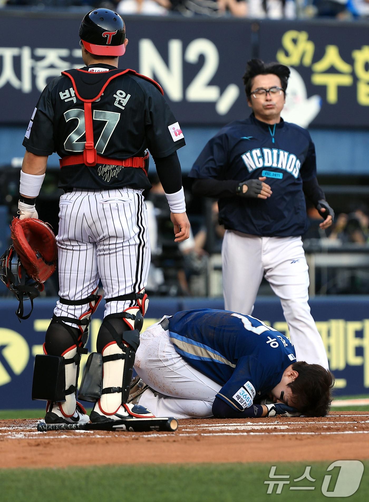 본문 이미지 - 17일 오후 서울 송파구 잠실야구장에서 열린 프로야구 &#39;2025 신한 SOL뱅크 KBO 리그&#39; NC 다이노스와 LG 트윈스의 경기, 2회초 무사 주자 1루 상황 NC 박건우가 LG 선발 에르난데스의 투구에 맞아 괴로워 하고 있다. 2025.6.17/뉴스1 ⓒ News1 박정호 기자