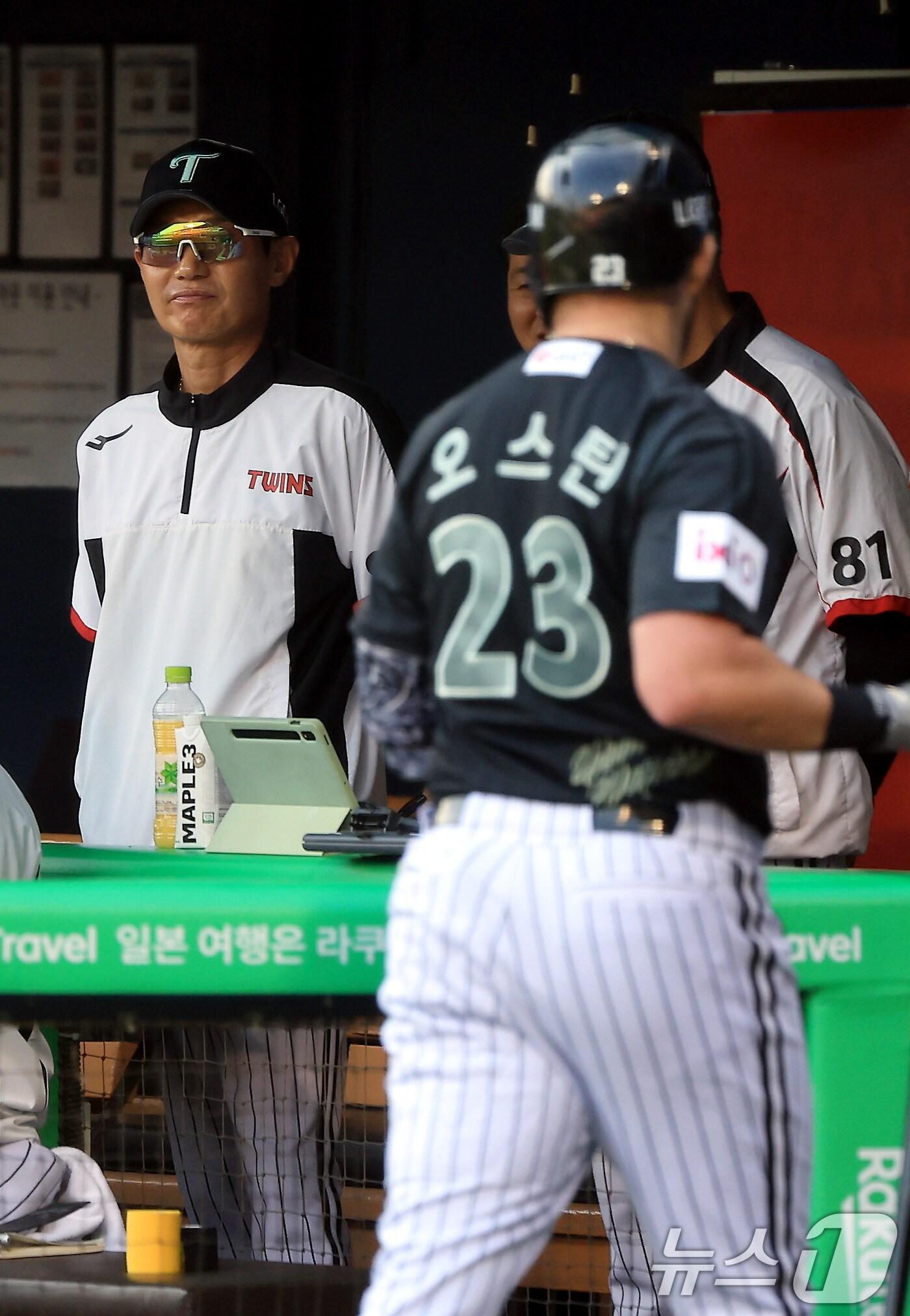 본문 이미지 - 염경엽 LG 트윈스 감독(왼쪽)과 오스틴 딘. 2025.6.17/뉴스1 ⓒ News1 박정호 기자