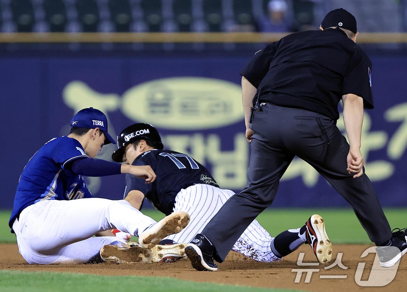 본문 이미지 - 17일 오후 서울 송파구 잠실야구장에서 열린 프로야구 '2025 신한 SOL뱅크 KBO 리그' NC 다이노스와 LG 트윈스의 경기, 7회말 1사 주자 1루 상황 LG 신민재 타석때 1루 주자 박해민이 도루를 성공하고 있다. 박해민은 이날 도루로 KBO 역대 첫 번째 12시즌 연속 20도루를 기록하게 됐다. 2025.6.17/뉴스1 ⓒ News1 박정호 기자