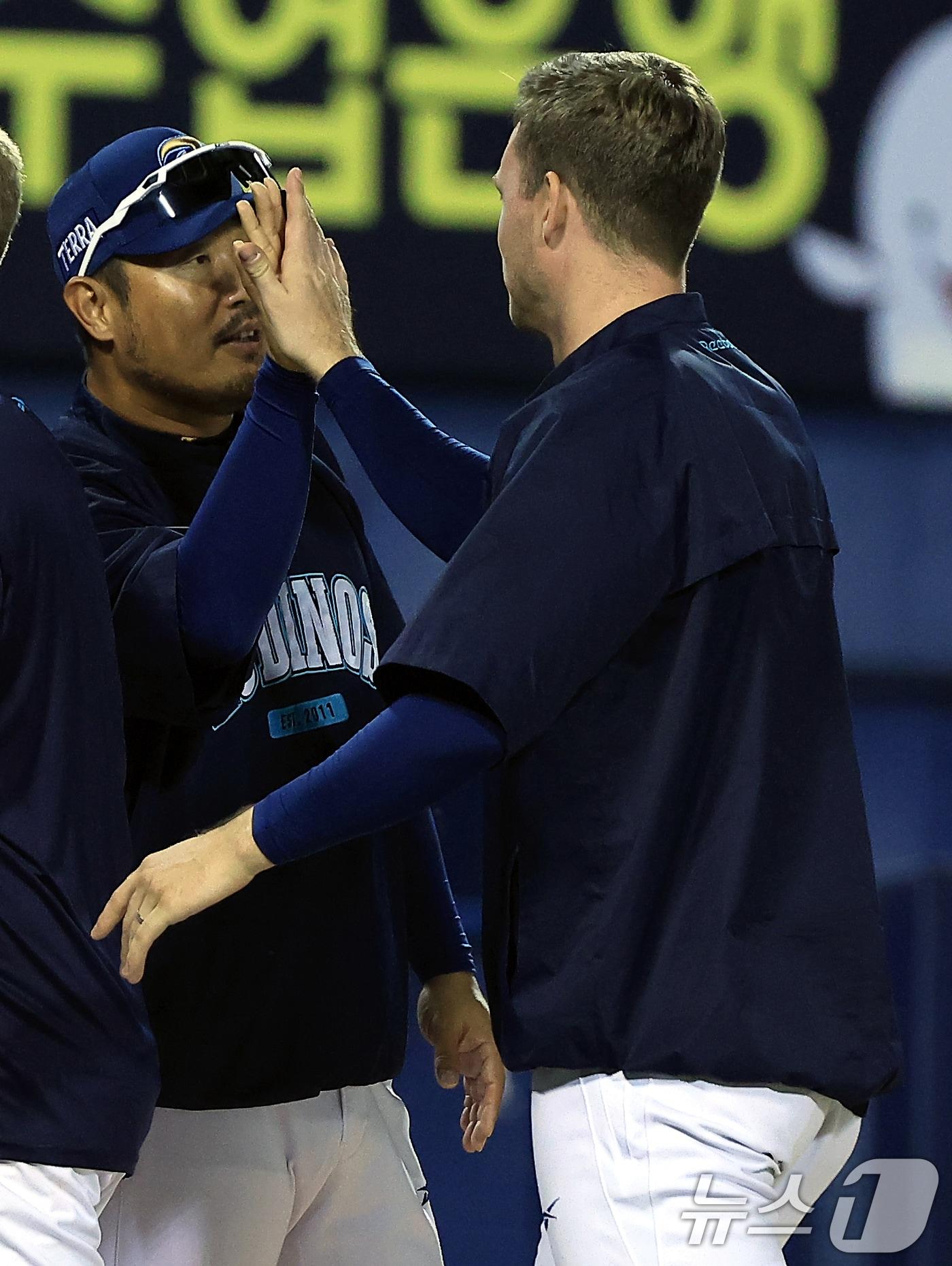 본문 이미지 - 17일 오후 서울 송파구 잠실야구장에서 열린 프로야구 &#39;2025 신한 SOL뱅크 KBO 리그&#39; NC 다이노스와 LG 트윈스의 경기에서 승리한 NC 이호준 감독이 선발 라일리와 하이파이브를 하고 있다. 2025.6.17/뉴스1 ⓒ News1 박정호 기자