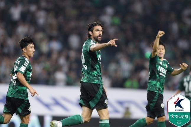 본문 이미지 - 전북현대가 수원FC를 상대로 짜릿한 역전승을 거뒀다.(한국프로축구연맹 제공)