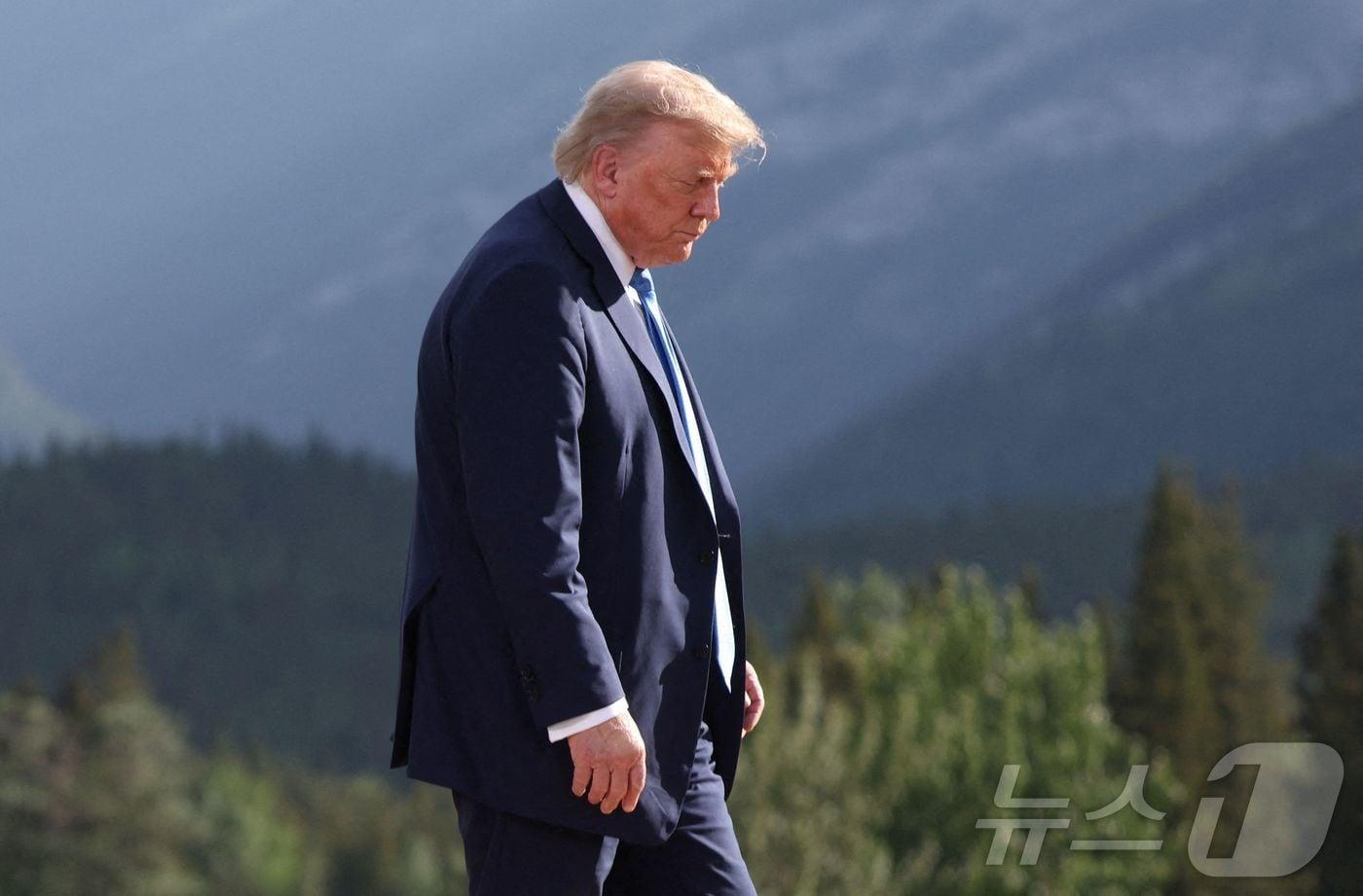 도널드 트럼프 미국 대통령이 지난 16일 캐나다 앨버타주 카나나스키스의 카나나스키스 컨트리 골프장에서 열린 주요 7개국(G7) 정상회의에서 단체 사진을 촬영한 후 자리를 뜨고 있다. 2025.06.17 ⓒ AFP=뉴스1 ⓒ News1 류정민 특파원