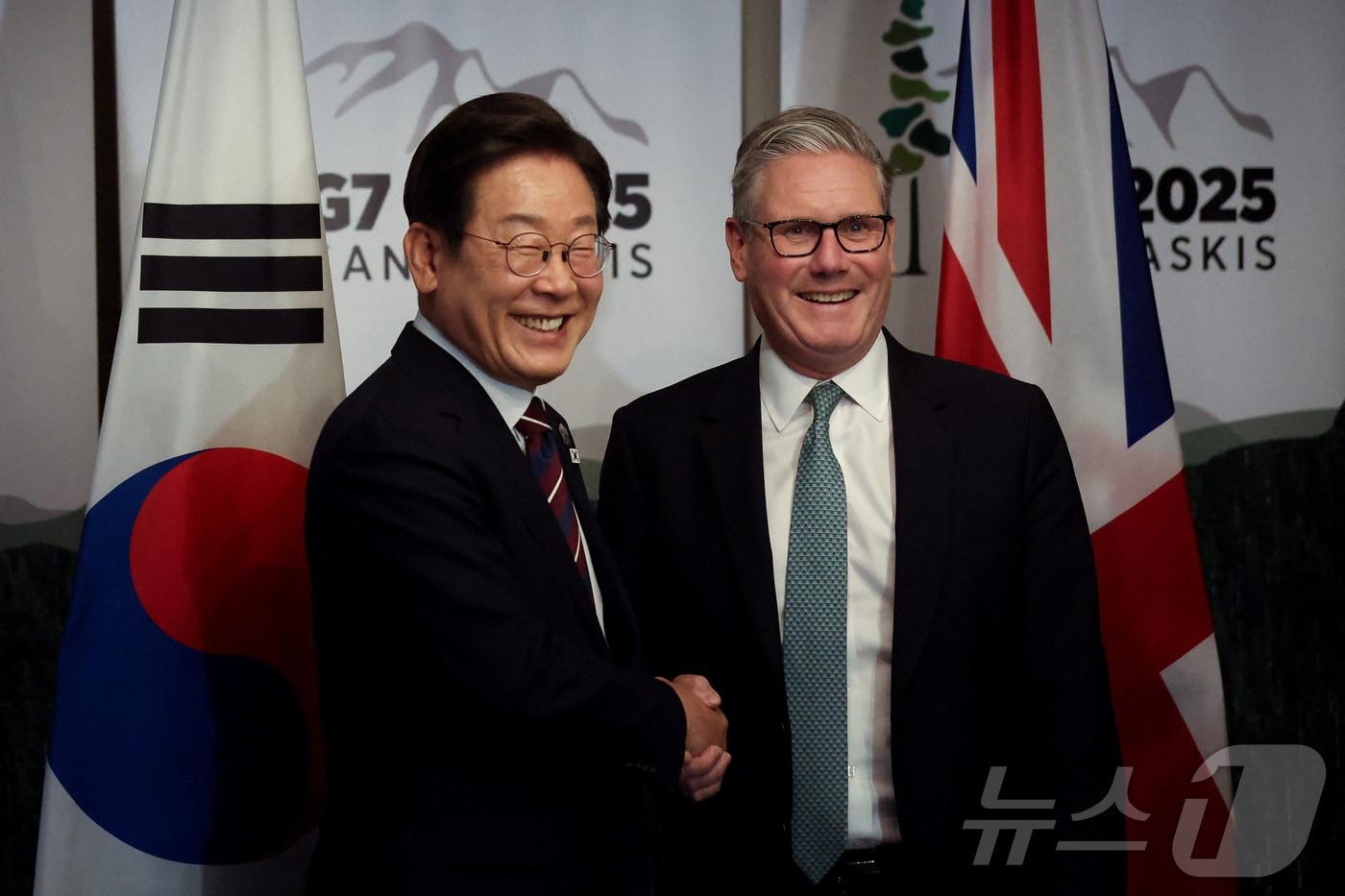 이재명 대통령이 17일(현지시간) 캐나다 앨버타주 캐내내스키스 주요 7개국(G7) 정상회의장에서 키어 스타머 영국 총리와 한-영 정상회담을 앞두고 악수하고 있다. ⓒ 로이터=뉴스1 ⓒ News1 송원영 기자