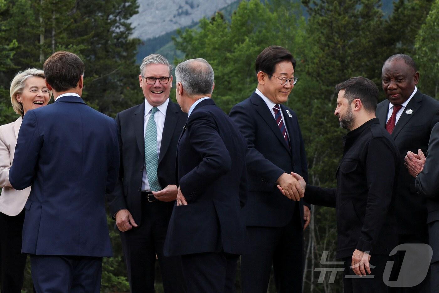 이재명 대통령과 볼로디미르 젤렌스키 우크라이나 대통령이 17일(현지시간) 캐나다 앨버타주 캐내내스키스 주요 7개국(G7) 정상회의장에서 G7 및 초청국 기념촬영을 마친 뒤 악수하고 있다. ⓒ 로이터=뉴스1 ⓒ News1 송원영 기자