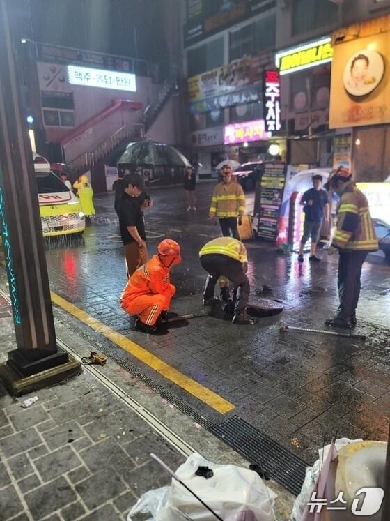 본문 이미지 - 14일 오전 2시 33분쯤 부산 연제구 연산동에 닫혀있지 않던 맨홀 구멍에 대해 소방이 안전조치를 취하고 있다.(부산소방재난본부 제공. 재판매 및 DB 금지)