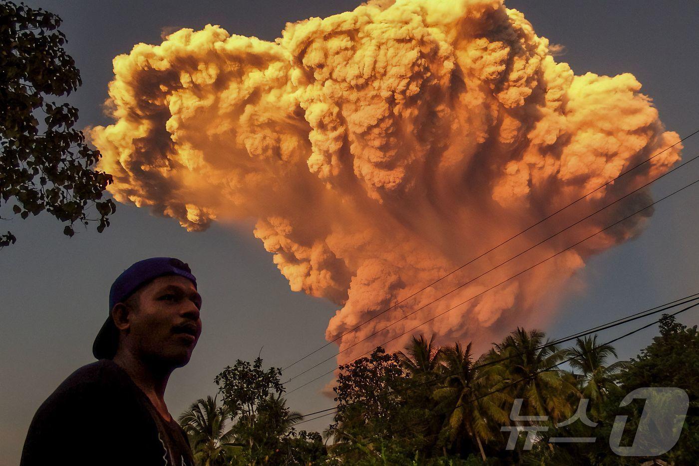 17일&#40;현지시간&#41; 인도네시아 르워토비 라키라키 화산이 폭발하는 모습. 25.06.17 ⓒ AFP=뉴스1 ⓒ News1 김예슬 기자