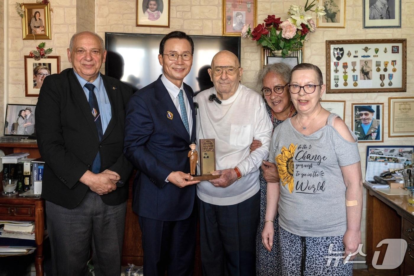 16일&#40;현지시간&#41;, 프랑스 파리에서 신익현 대표&#40;왼쪽에서 두번째&#41;가 UN군 참전용사 세르주 아르샹보씨&#40;왼쪽에서 세번째&#41; 자택을 찾아, 감사패 및 기념품을 전달하고 기념촬영을 하고 있다. 