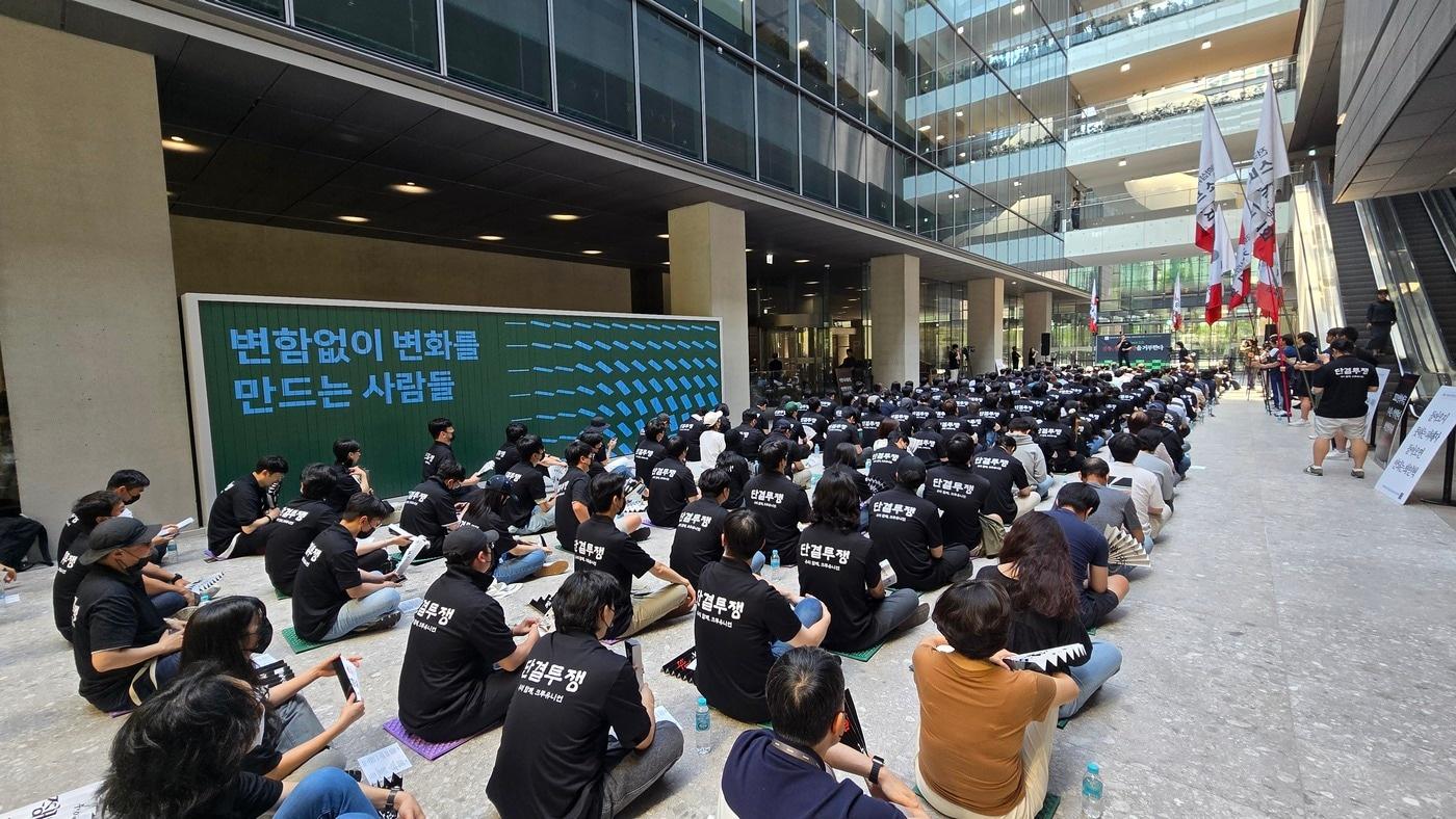 전국화학섬유식품산업노동조합&#40;화섬식품노조&#41; 카카오지회 &#39;크루유니언&#39;이 11일 창립 이래 첫 파업에 돌입하고 경기 성남시 네이버 제2 사옥 1784에서 연대집회를 열었다. &#40;크루유니언 제공&#41;