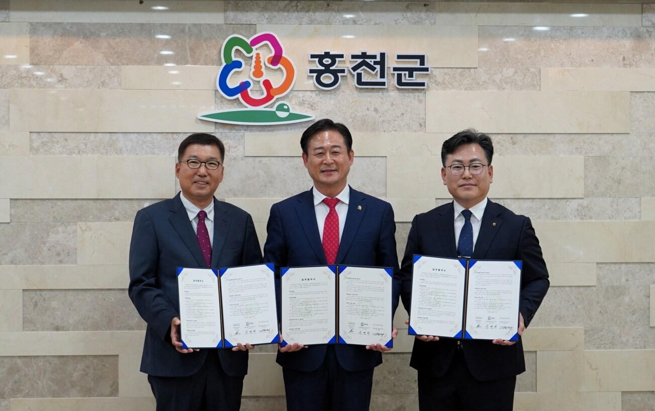 본문 이미지 - 17일 홍천군청에서 진행된 홍천군 고품질 농·특산물 판매 활성화를 위한 협약식에서 &#40;왼쪽부터&#41;이우봉 풀무원 총괄CEO, 신영재 홍천군수, 김준태 농협중앙회 홍천군지부장이 기념 촬영을 하고 있다.&#40;풀무원식품 제공&#41; 