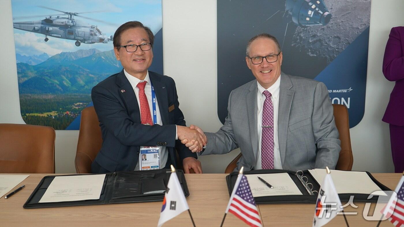  KAI와 록히드마틴이 전략적 협력분야 확장을 위한 MOU를 체결했다. 강구영 KAI 사장(왼쪽)과  프랭크 세인트 존(Frank A. St. John) 록히드마틴  최고운영책임자 (오른쪽) (KAI 제공)