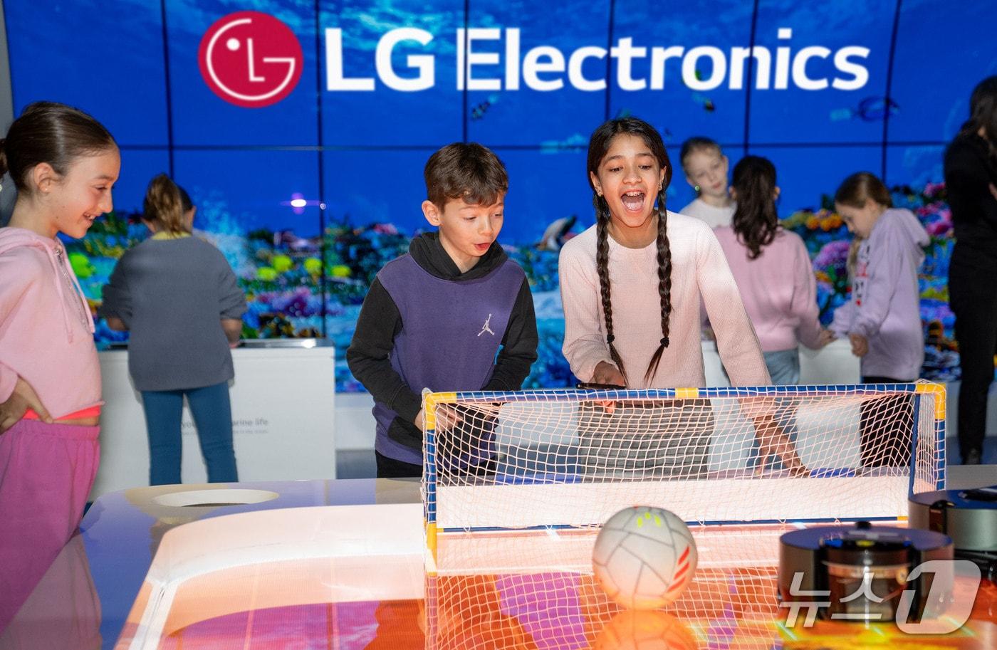  LG전자 북미법인 본사 사옥 내 과학관 'LG Inspiration Lab'을 찾은 학생들이 로봇청소기로 축구 게임을 하고 있는 모습..(LG전자 제공)
