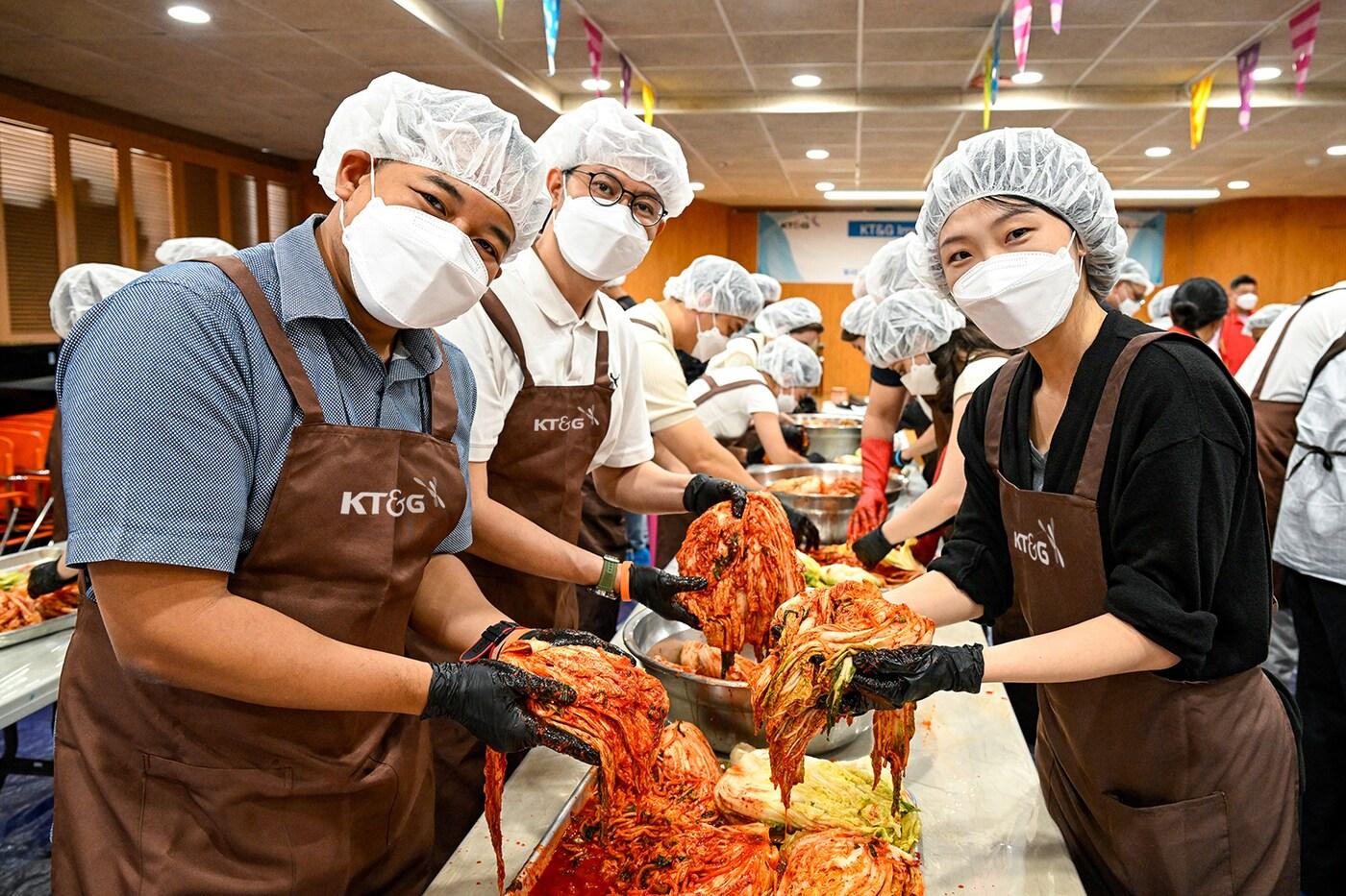 지난 17일 서울 상도종합사회복지관에서 글로벌 봉사단 구성원 등 40여 명이 취약계층 지원을 위한 여름 김장 봉사에 참여하는 모습.(KT&G 제공)