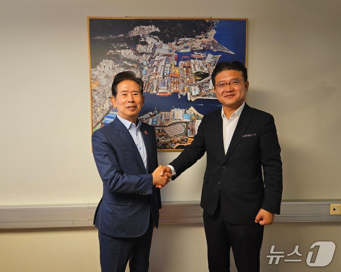 본문 이미지 - 울산시 투자유치사절단(단장 안효대 경제부시장)이 현지시각 17일 HD현대중공업 노르웨이 오슬로 지사에서 함형원 오슬로 지사장을 만나 악수를 하고 있다.(울산광역시제공. 재판매 및 DB 금지)