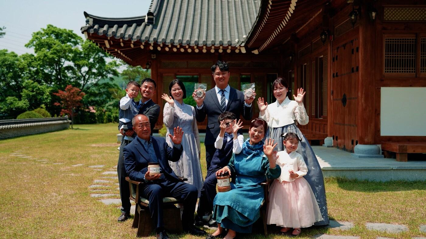 양산 &#39;원식품몰&#39; 김민혁 대표&#40;가운데&#41;와 가족&#40;쿠팡 제공&#41;