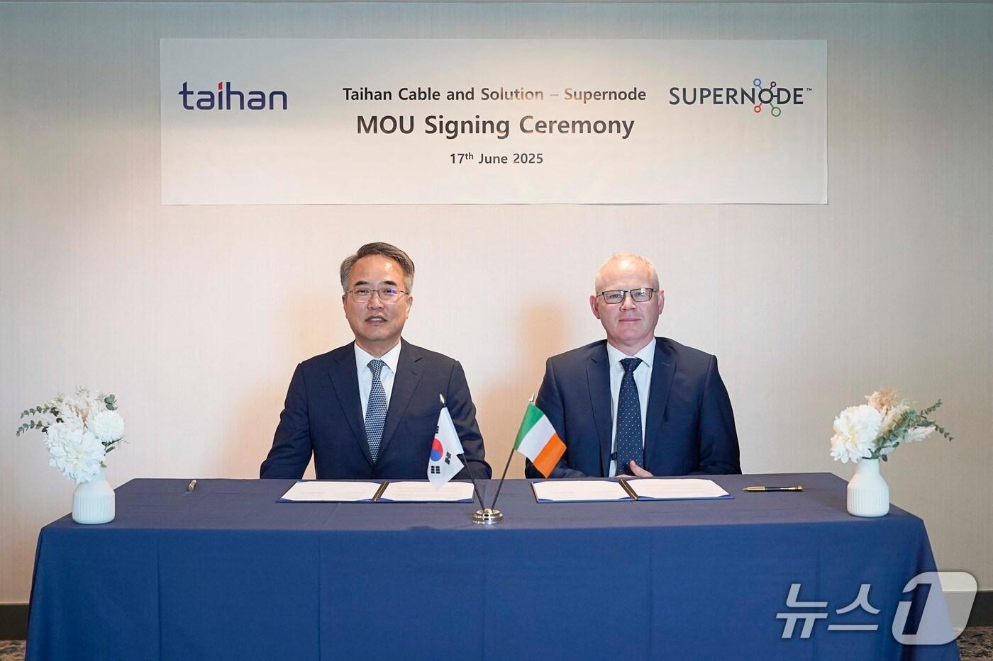 대한전선과 슈퍼노드가 차세대 초전도 케이블 개발 관련 MOU를 체결했다. 왼쪽 송종민 대한전선 부회장, 존 피츠제랄드 슈퍼노드 CEO(대한전선 제공)
