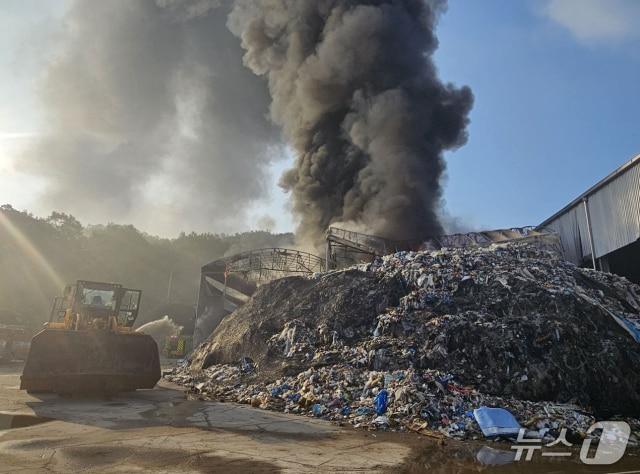 본문 이미지 - 18일 오전 6시 37분쯤 경북 상주시 낙동면 상촌리 한 자원 재활용시설 야적장에서 원인을 알 수 없는 불이나 소방 당국이 진화 작업을 벌이고 있다.(경북소방본부 제공. 재판매 및 DB 금지)2025.6.18/뉴스1