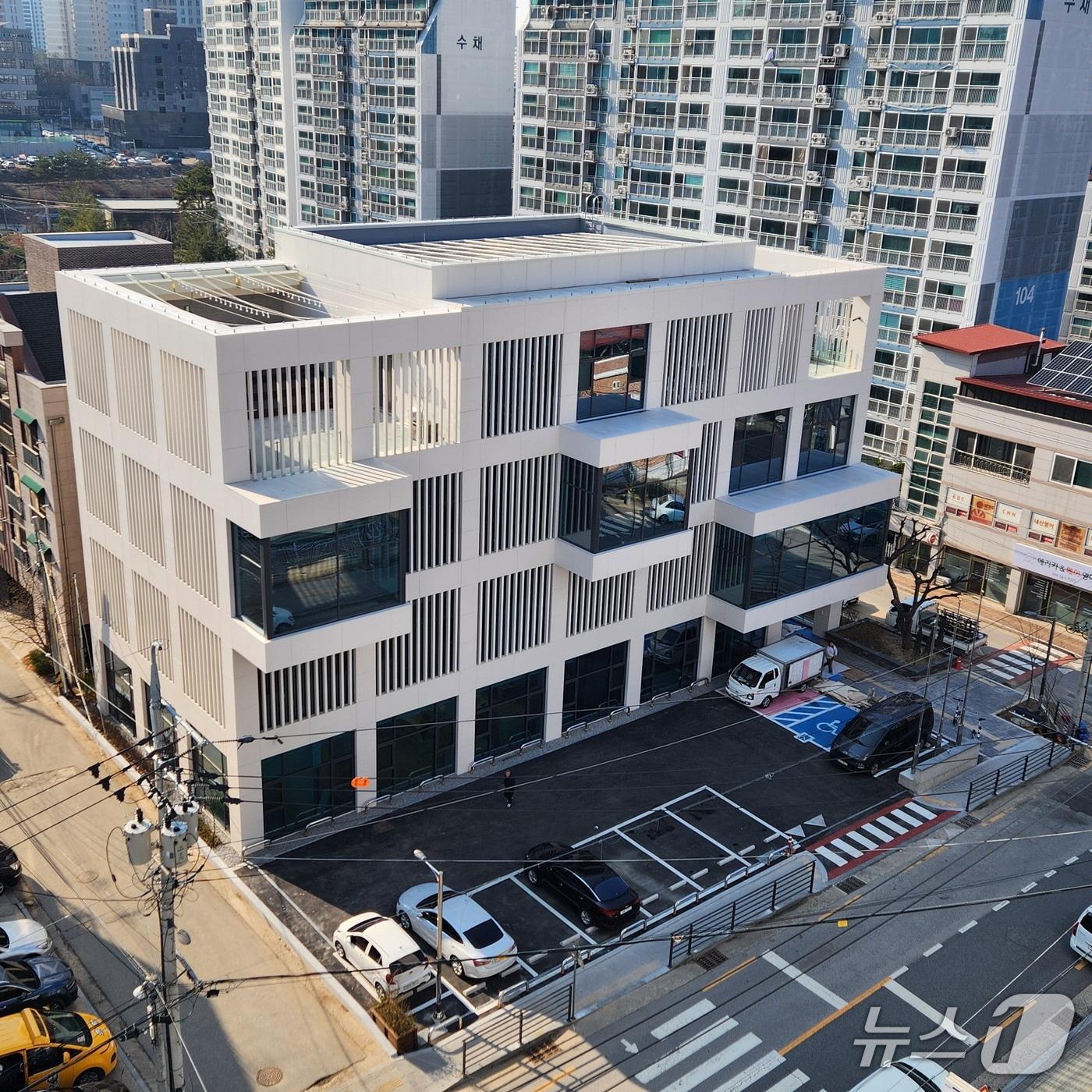 본문 이미지 -  18일 충북 충주시는 호암도서관 신축 이전 공사를 마치고 오는 23일부터 임시 운영한다고 밝혔다.(충주시 제공. 재판매 및 DB금지)/뉴스1