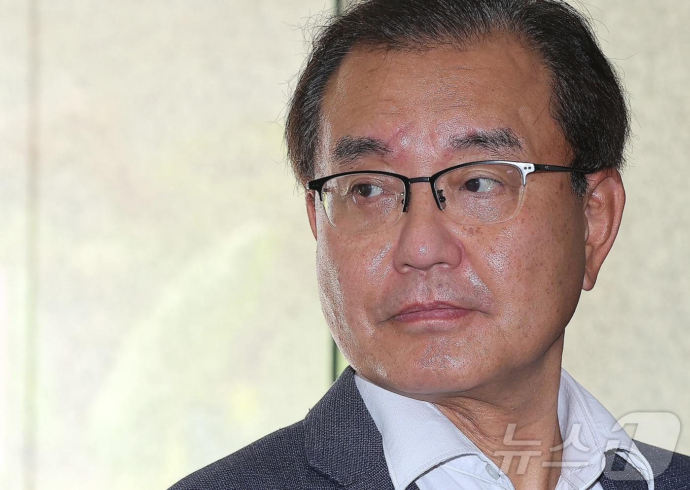 순직 해병 수사 방해 의혹 사건을 수사하는 이명현 특별검사가 18일 오전 서울 서초구 사무실로 출근하며 취재진의 질문을 듣고 있다. 2025.6.18/뉴스1 ⓒ News1 김진환 기자