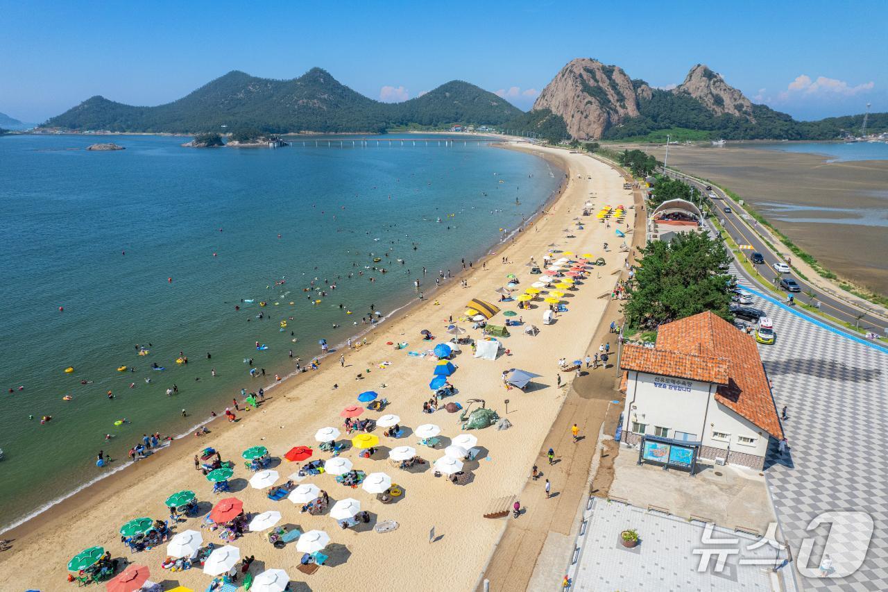 본문 이미지 - 군산 선유도해수욕장이 7월 9일 개장과 함께 40일간 운영에 들어간다.(군산시 제공. 재판매 및 DB금지)
