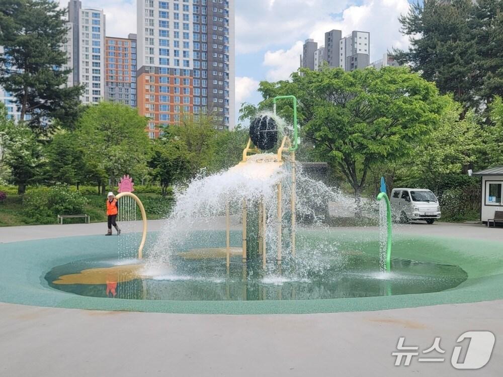 본문 이미지 - 춘천 우두근린공원 물놀이형 수경시설 시범운행 모습.(춘천시 제공, 재판매 및 DB금지)