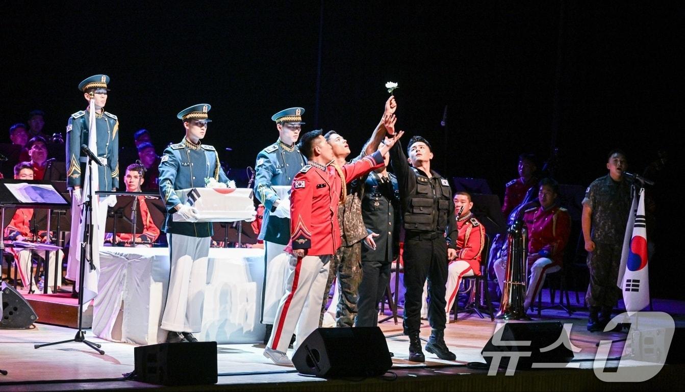 본문 이미지 - 육군은 '6,25 전쟁 75주년'을 맞이해 지난 17일 서울 여의도 KBS홀에서 '2025 대한민국 육군 호국음악회'를 개최했다고 18일 밝혔다. 육군 군악의장대대와 출연진들이 순국선열들의 호국정신과 나라사랑 정신을 계승해 나갈 것을 공연으로 표현하고 있다. (육군 제공. 재판매 및 DB 금지) 2025.6.18/뉴스1