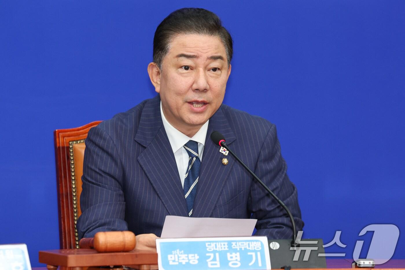 김병기 더불어민주당 대표 직무대행 겸 원내대표가 18일 오전 서울 여의도 국회에서 열린 최고위원회의에 참석해 모두 발언하고 있다. 2025.6.18/뉴스1 ⓒ News1 안은나 기자