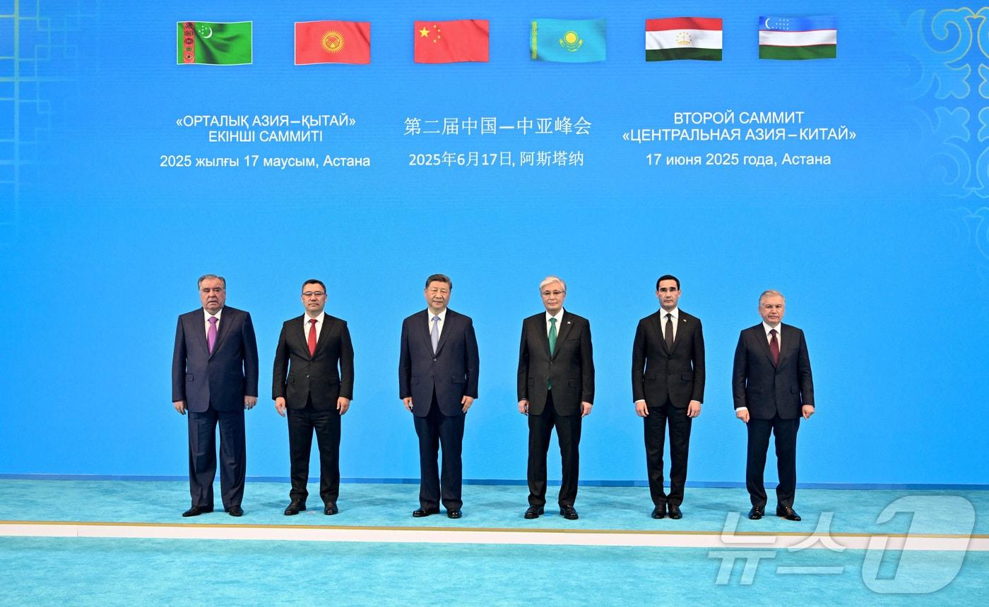 17일 카자흐스탄 아스타나에서 열린 중국-중앙아시아 정상회의에 참석한 6개국 정상이 기념촬영을 하고 있다. 왼쪽부터 에모말리 라흐몬 타지키스탄 대통령, 사디르 자파로프 키르기즈스탄 대통령, 시진핑 중국 국가주석, 카심-조마르트 토카예프 카자흐스탄 대통령, 세르다르 베르디무하메도프 투르크메니스탄 대통령, 샤브카트 미르지요예프 우즈베키스탄 대통령. 2025.06.17 ⓒ 로이터=뉴스1 ⓒ News1 정은지 특파원