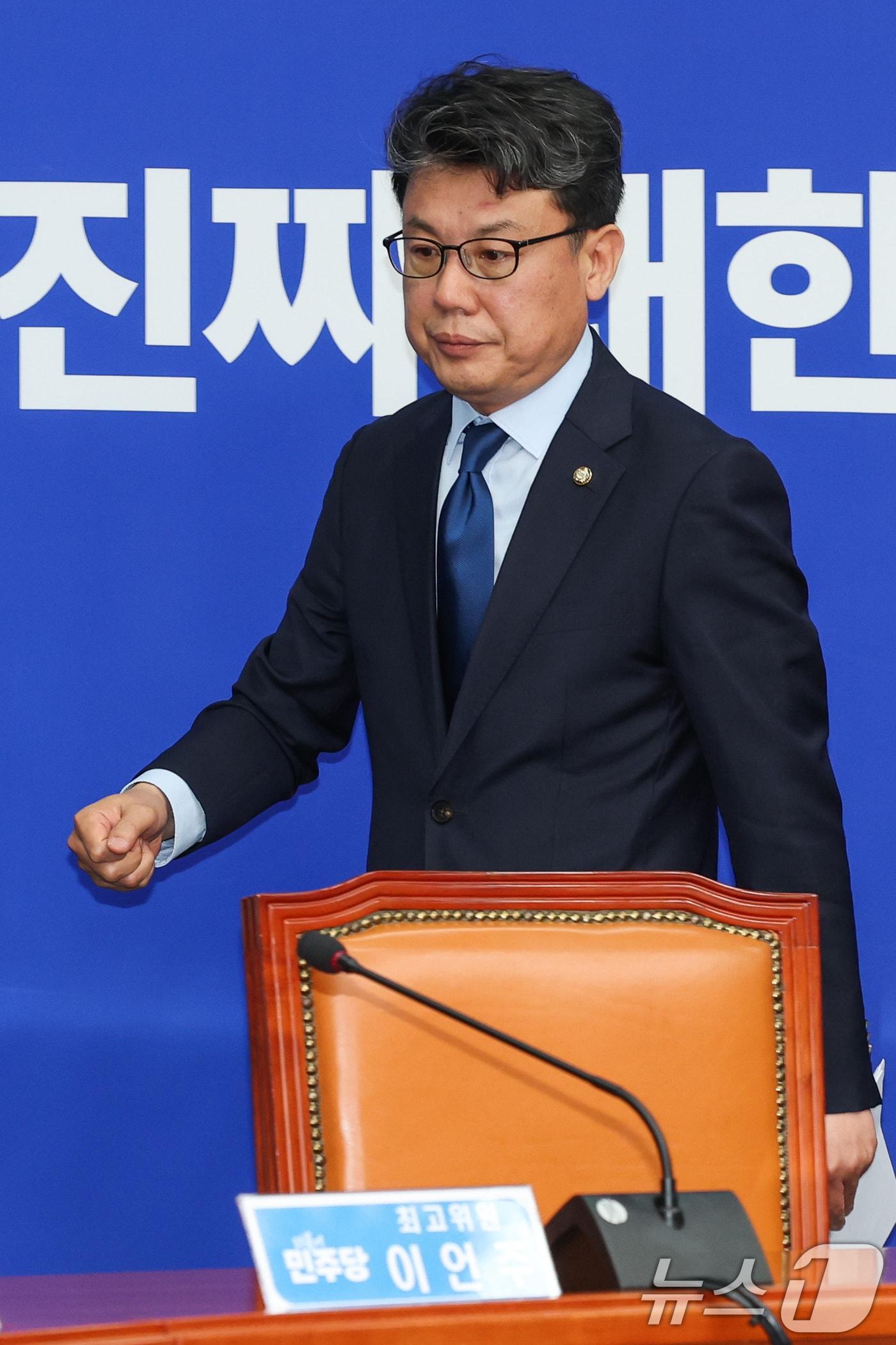 본문 이미지 - 진성준 더불어민주당 정책위의장이 18일 오전 서울 여의도 국회에서 열린 최고위원회의에 입장하고 있다. 2025.6.18/뉴스1 ⓒ News1 안은나 기자