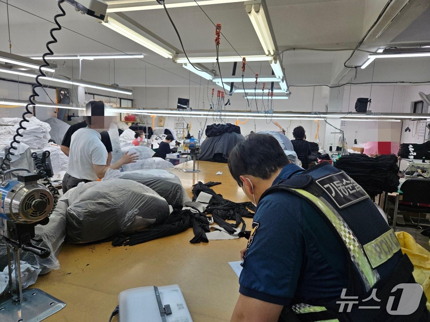 본문 이미지 - 서울경찰청 기동순찰4대가 지난 9일 서울 중랑구 일대에서 유명 의류 브랜드 가품 제조공장을 단속하고 있는 모습. 2025.06.18/뉴스1(서울청 기동순찰4대 제공)